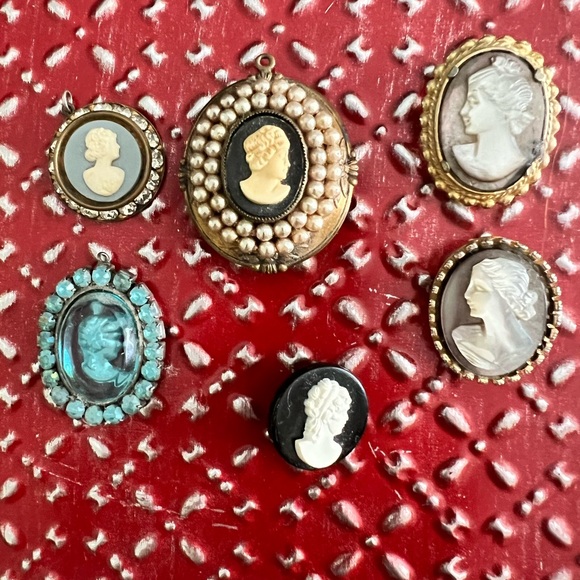 Antique Locket with pictures. 3 locket charms and 3 brooches. - Picture 2 of 10